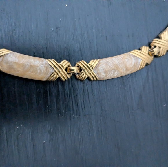 Vintage Monet Elegant Gold Tone Cream Enamel Necklace Choker - Picture 9 of 10